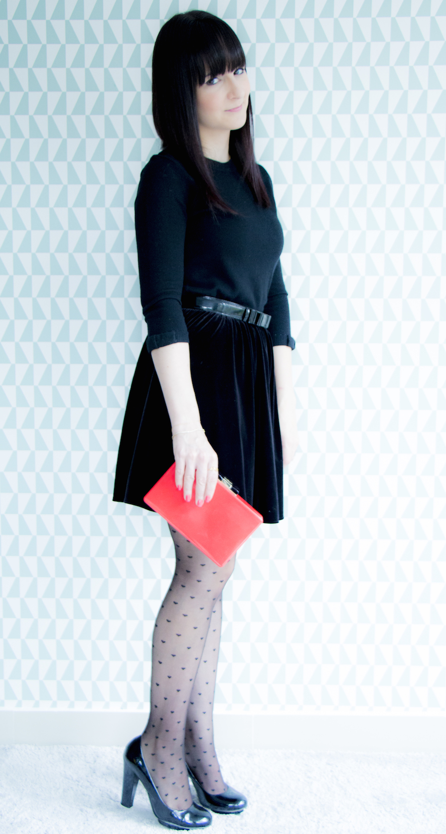 look_ootd_dani_danielle_noce_preto_vermelho_blusa_saia_cinto_sapato_bolsa_katespade_santalola_thaisgusmao_meia_coracao_americanapparel