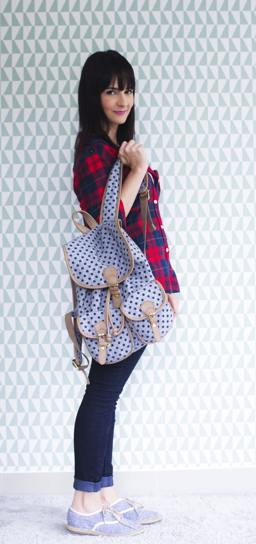 look_ootd_dani_danielle_noce_camisa_h&m_xadrez_vermelho_camiseta_luigibertolli_calca_forever21_mochila_acessorize_poa_azul_sapato_wishin_2