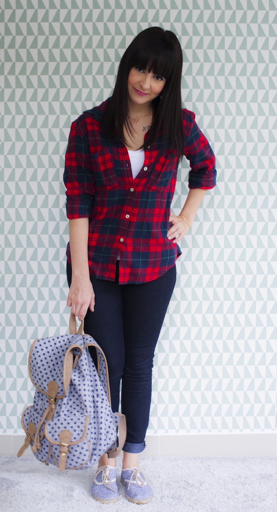 look_ootd_dani_danielle_noce_camisa_xadrez_vermelho_luigibertolli_calca_forever21_mochila_acessorize_poa_azul_sapato_wishin