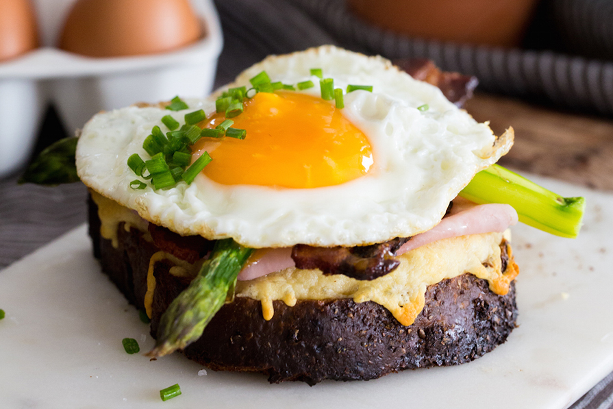 CAFÉ DA MANHÃ AMERICANO NO PÃO (TARTINE À AMERICANA)