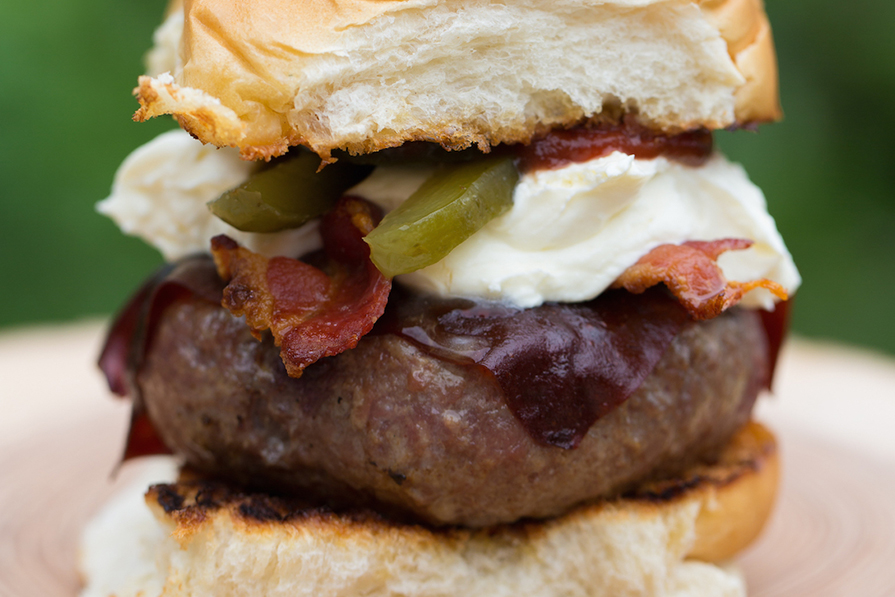 HAMBÚRGUER BACONZUDO COM FOLHA DE KETCHUP E SOUR CREAM CASEIRO