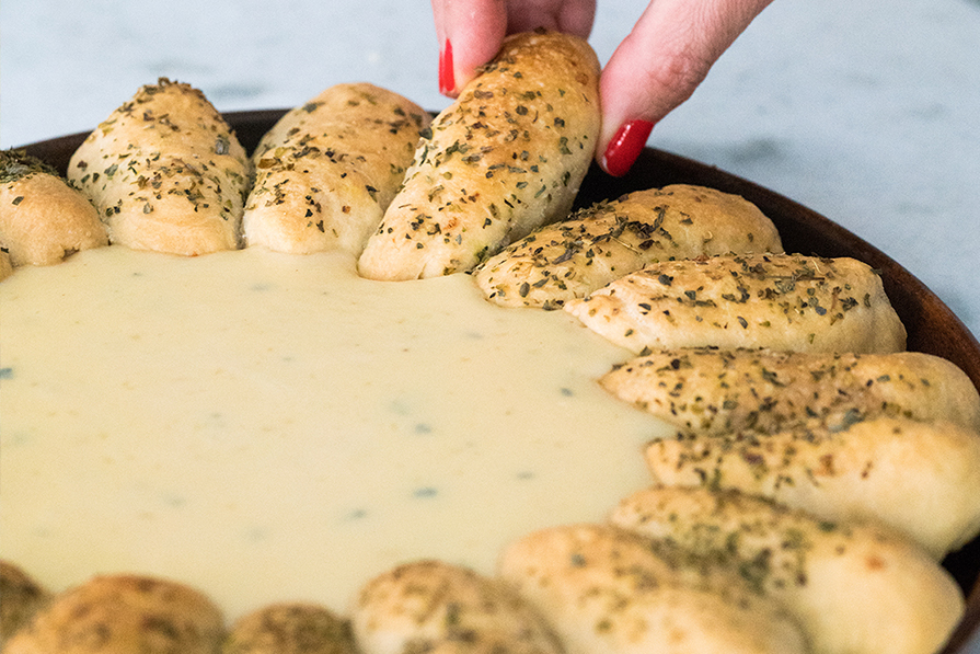 FONDUE DE PIZZA aka PIZZA CHUCHADA NO QUEIJO COM PÃO DE ALHO | BIGODE NA COZINHA