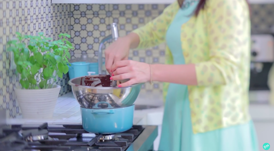 como-temperar-chocolate-na-tigela-danielle-noce-ickfd2