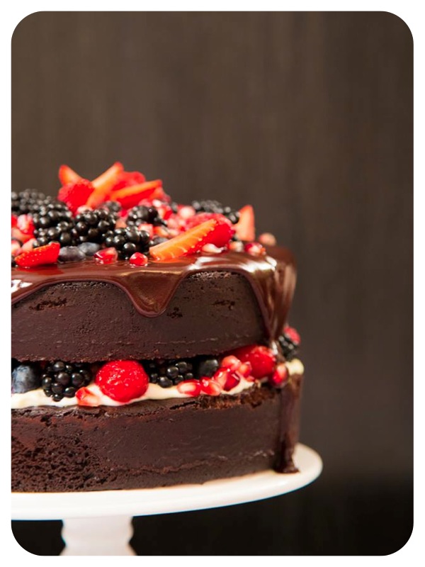 Bolo Pelado de Chocolate com Frutas Vermelhas – aka Naked Cake - Danielle  Noce