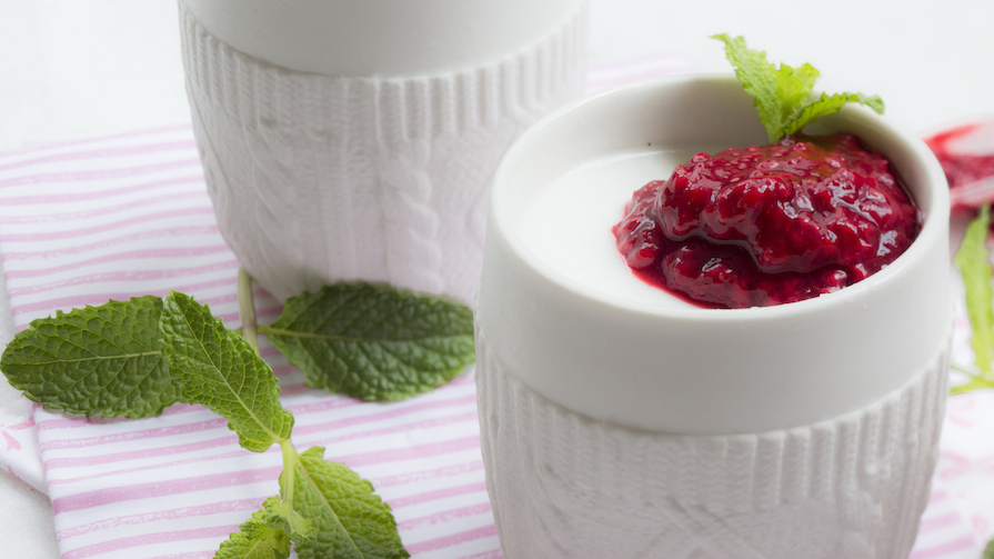 receita-como-fazer-pana-cotta-geleia-framboesa-hortela-ickfd-3