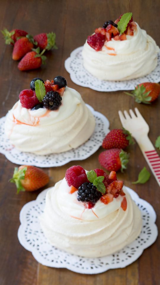 receita-mini-pavlova-frutas-vermelhas-ickfd-danielle-noce