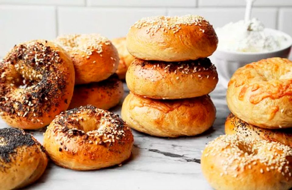 Bagel: conheça a história e onde encontrar esse clássico nova-iorquino