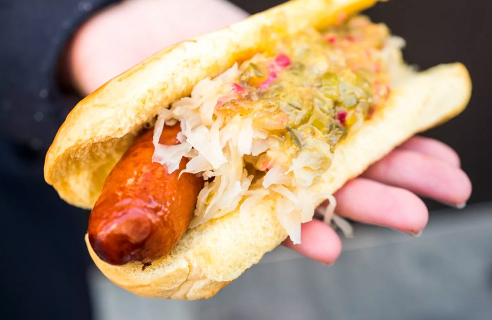 Conheça a história do hot dog e os melhores lugares para comer em NY