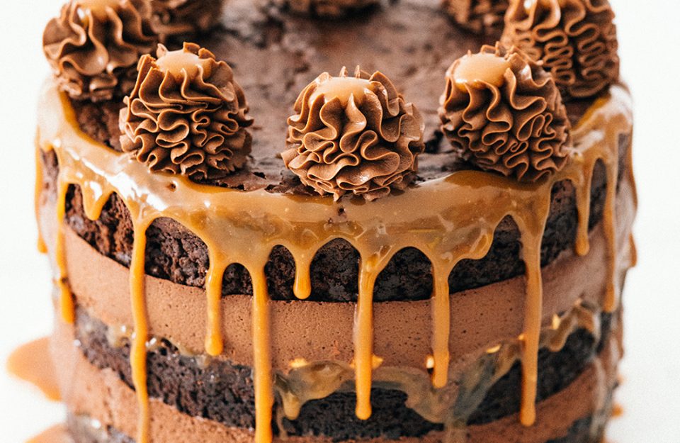 bolo-brownie-aka-bolo-snickers-com-muito-caramelo-e-chocolate-receita-dani-noce-destaque