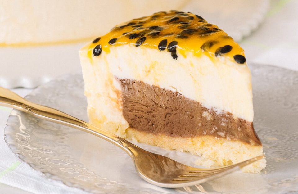 bolo-mousse-de-maracuja-com-recheio-de-chocolate-destaque