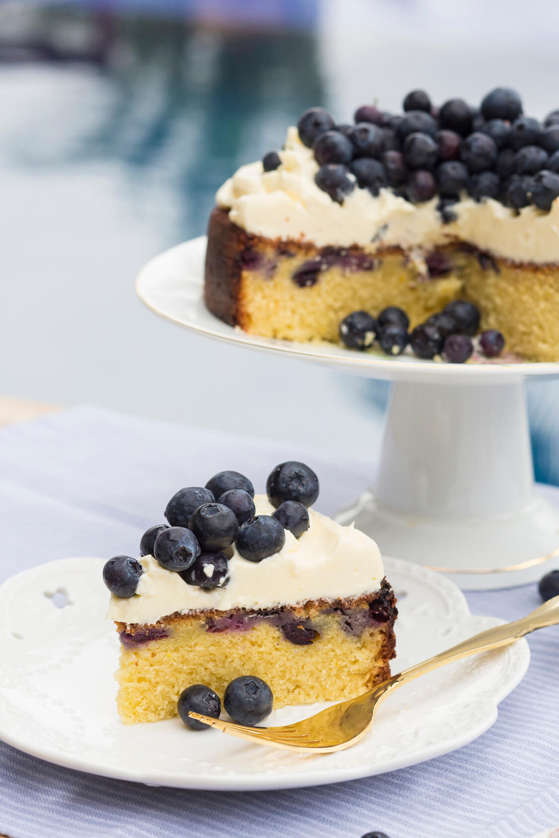 Bolo de mirtilos com cobertura de cream cheese