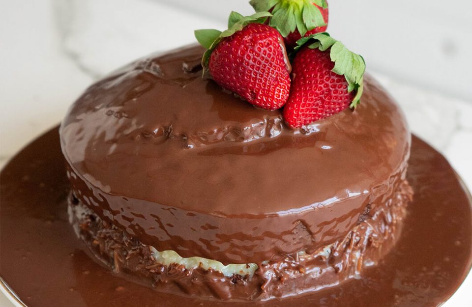 bolo-de-chocolate-com-recheio-de-cocada-destaque