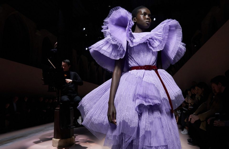 Cores neutras, muita textura e volume: O segundo dia da Paris Fashion Week 2020