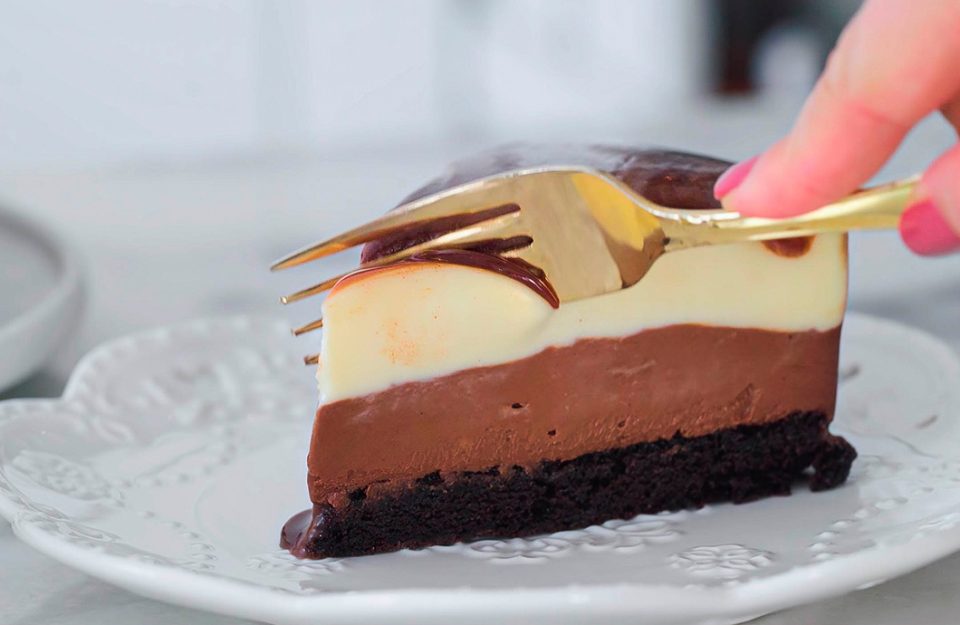 bolo-mosse-2-chocolates-com-glacagem-espelhada-e-marmorizada-destaque