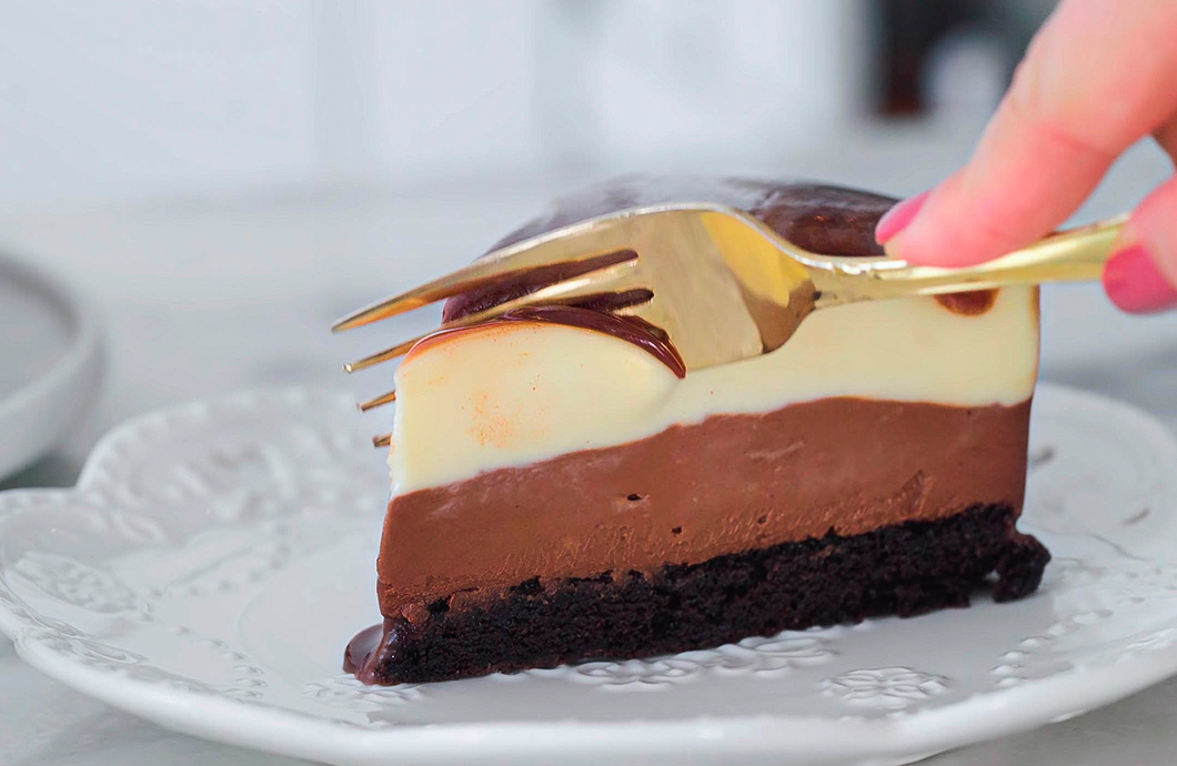 Bolo Mousse 2 Chocolates com Glaçagem Espelhada e Marmorizada