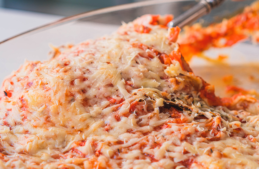 Bife à parmegiana com molho de tomate caseiro