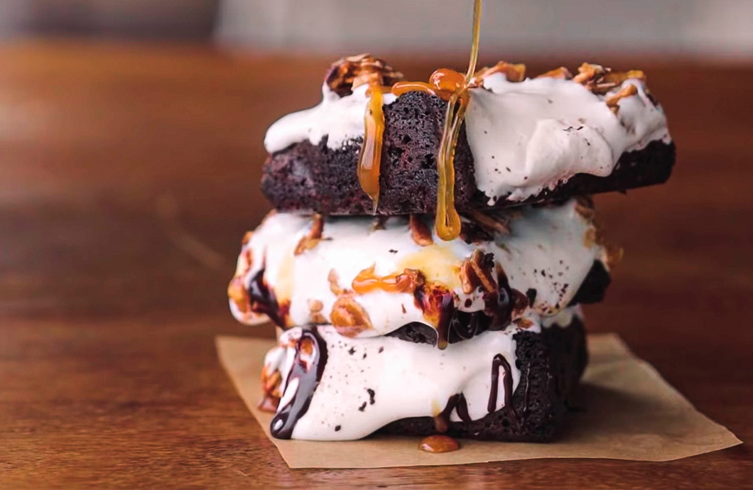 Brownie com Marshmallow e Crocante de Amêndoas