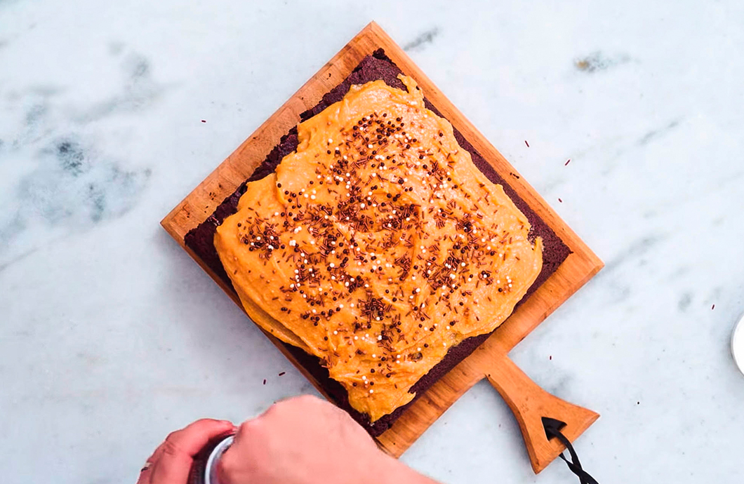 Bolo de cenoura invertido + brigadeiro de cenoura