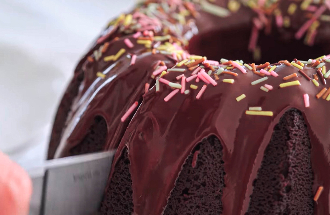 Bolo de chocolate com laranja muito fácil