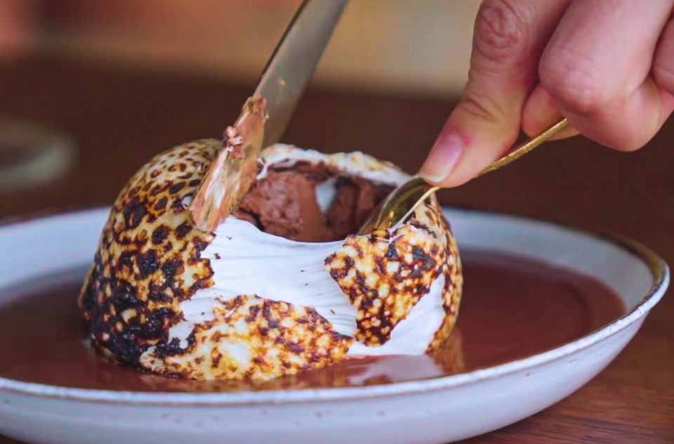 Chocolate quente com marshmallow recheado de mousse de chocolate