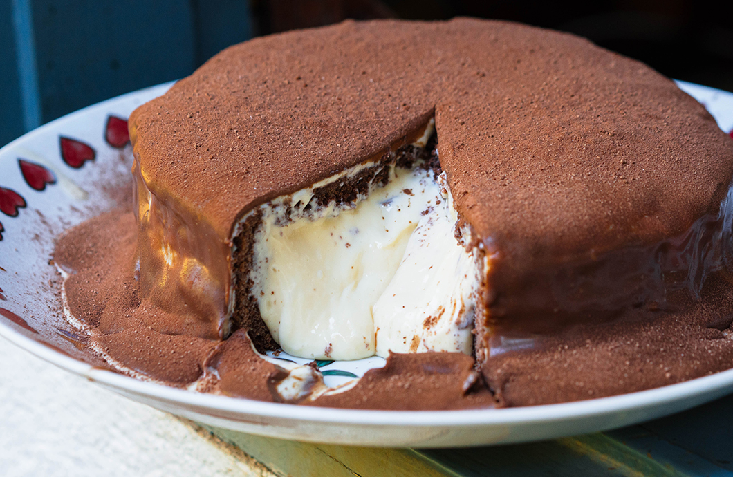 Bolo de Chocolate com Maracujá Trufado!