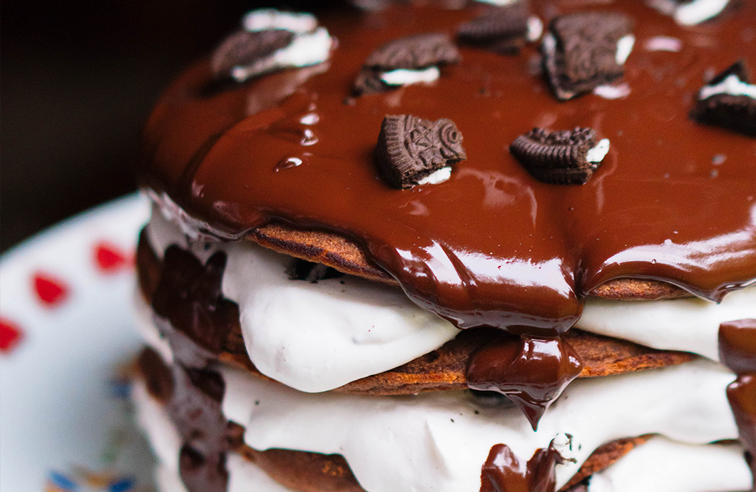 Bolo Oreo de Frigideira com Calda de Chocolate