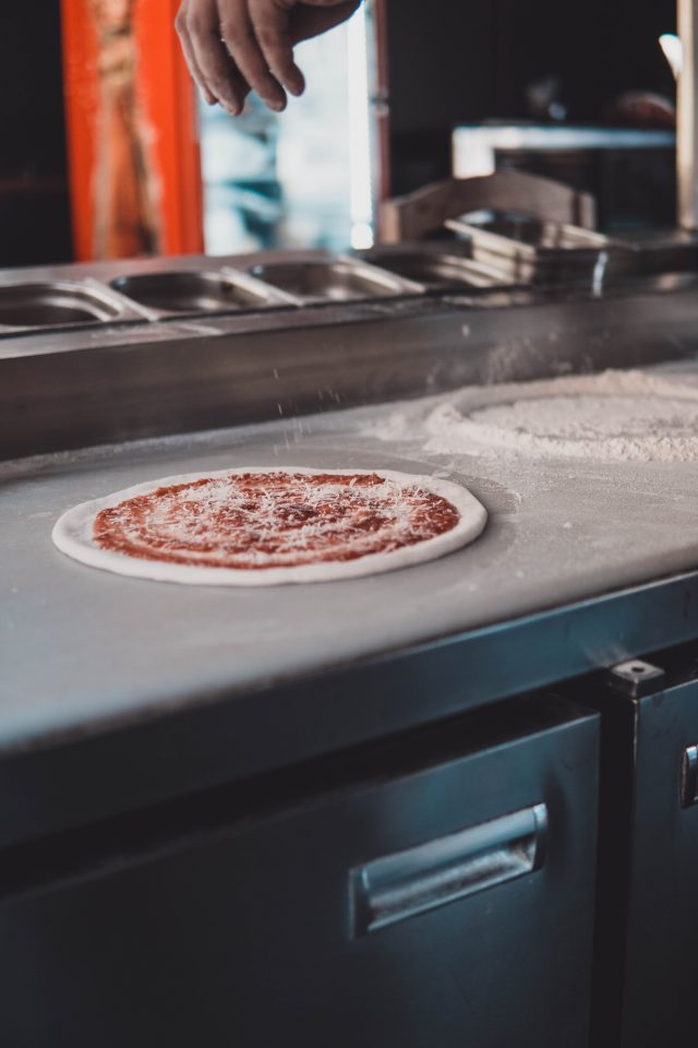 como-fazer-pizza-caseira-dos-ingredientes-a-temperatura-do-forno (8)
