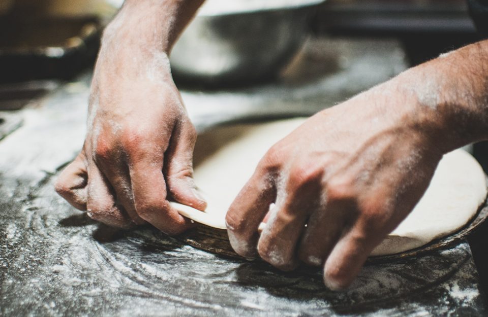 Como fazer pizza caseira: dos ingredientes à temperatura do forno