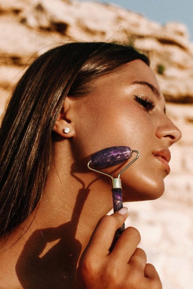 jade-roller-ou-roller-facial-como-usar-e-quais-os-beneficios-de-cada-pedra 2