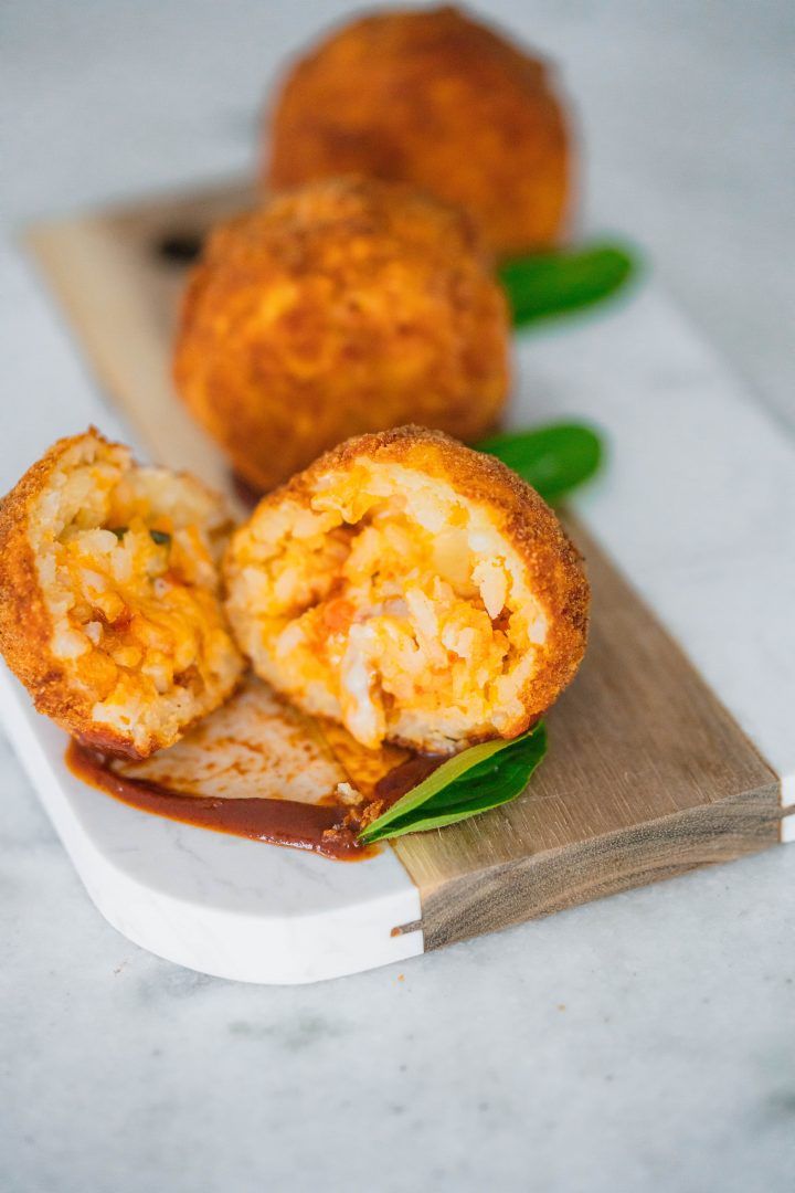 Arancini Bolonhesa | Bolinho de Arroz com Queijo, Carne e Molho de Tomate