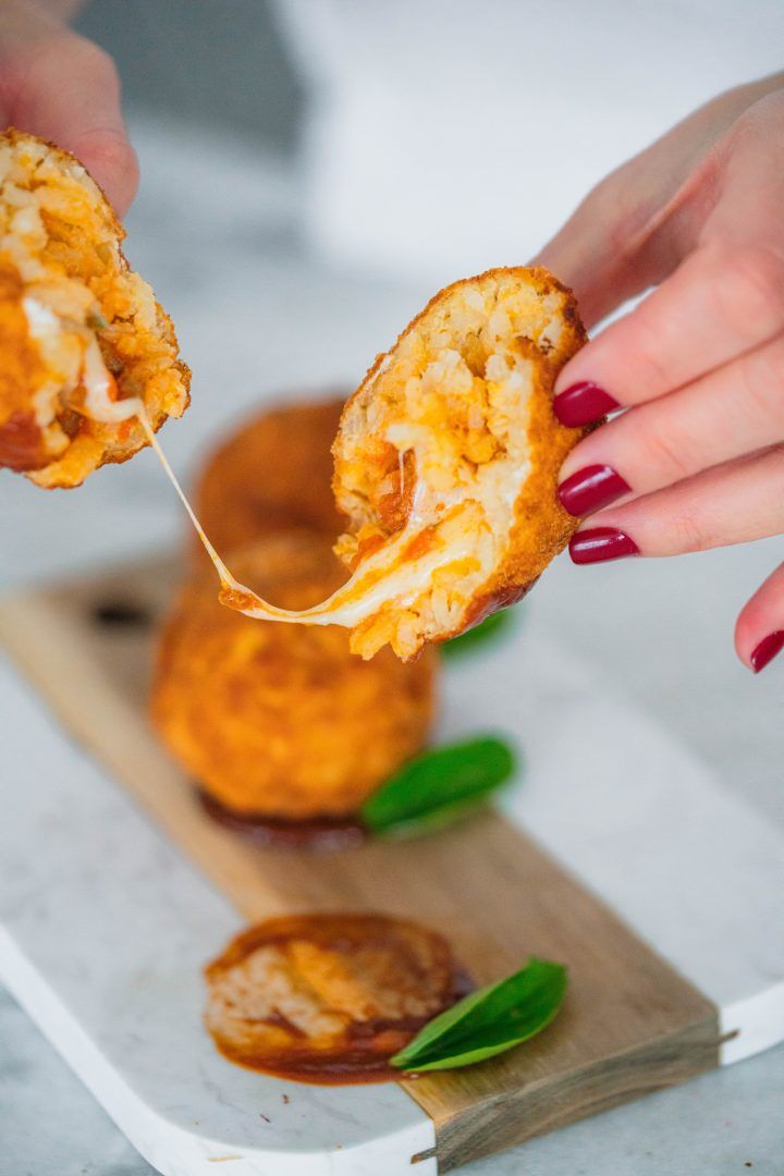 Arancini Bolonhesa | Bolinho de Arroz com Queijo, Carne e Molho de Tomate