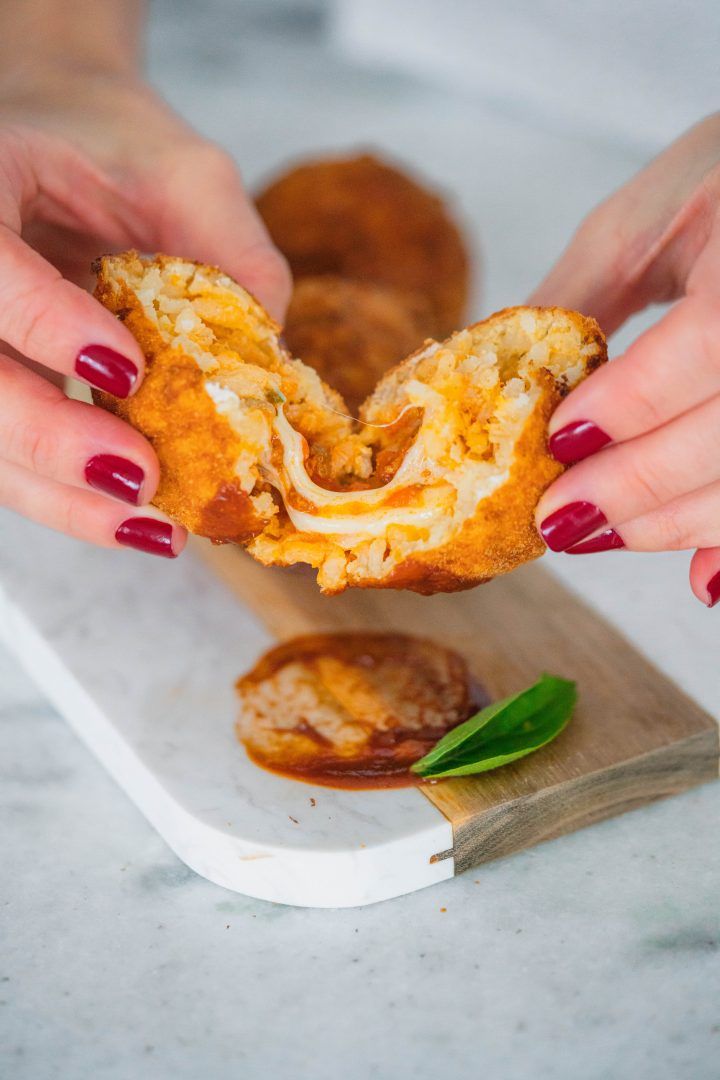 Arancini Bolonhesa | Bolinho de Arroz com Queijo, Carne e Molho de Tomate