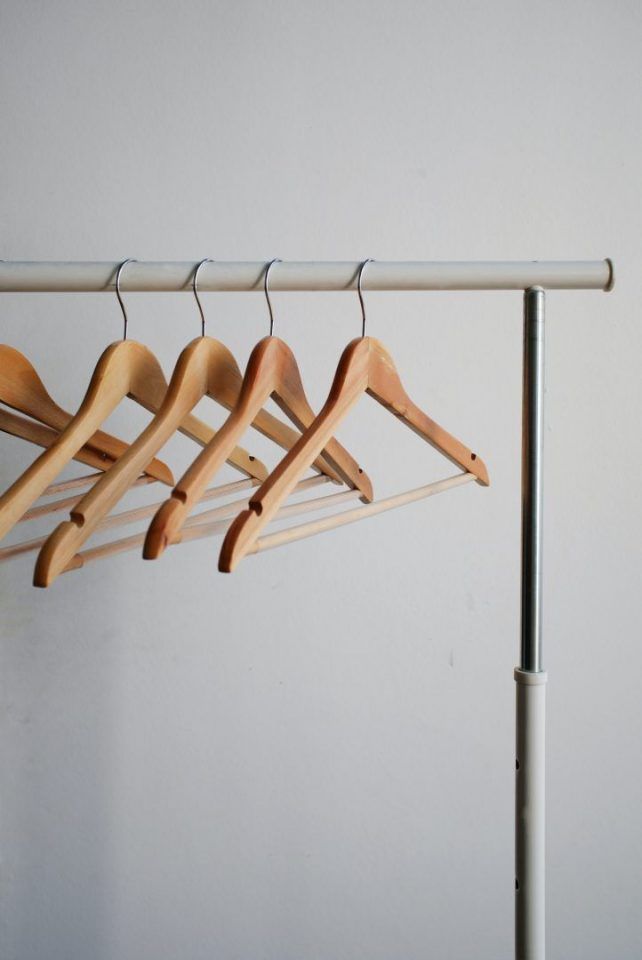 Como organizar o guarda-roupa: 9 dicas para deixar o dia mais prático