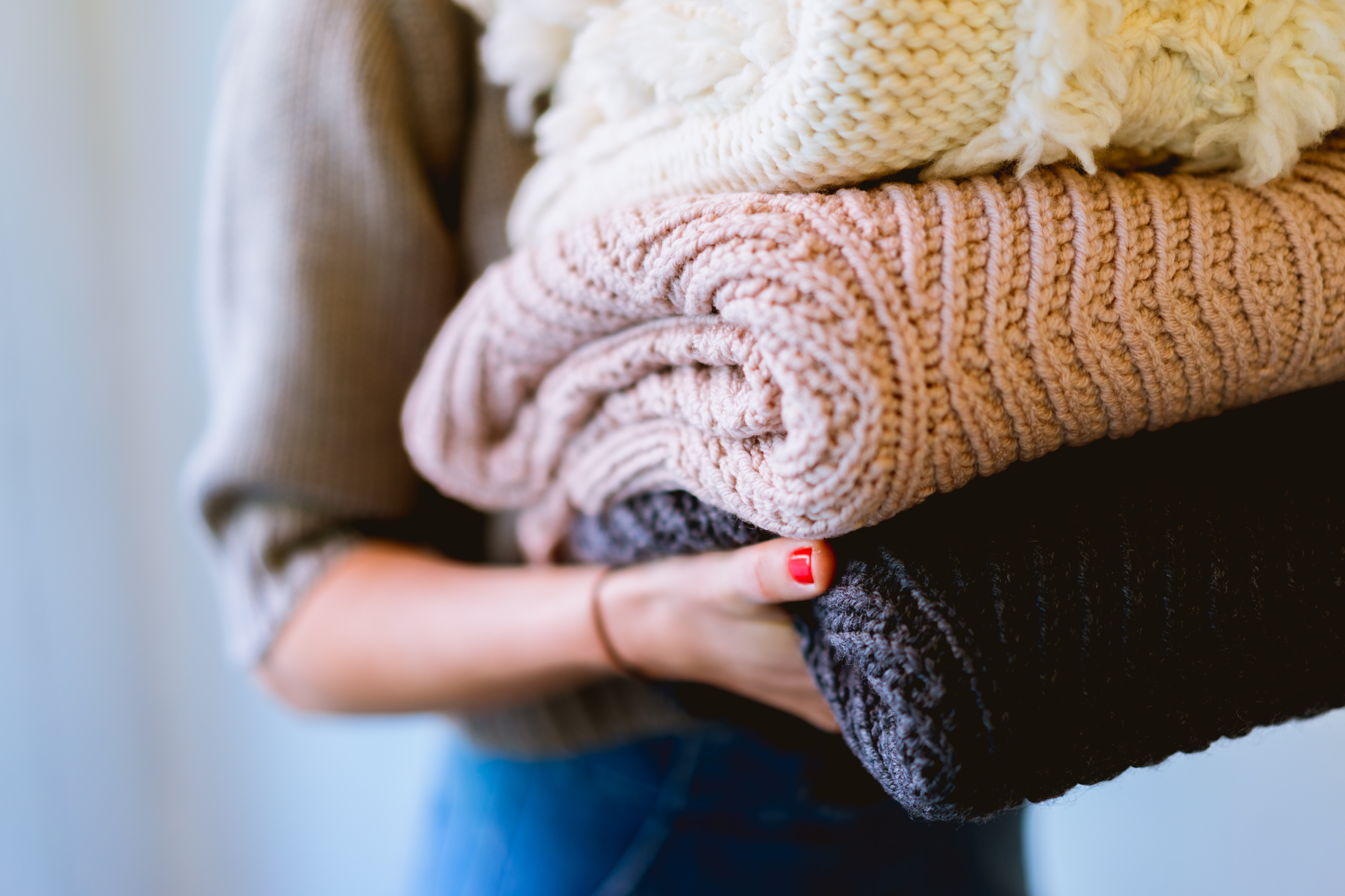 Como organizar o guarda-roupa: 9 dicas para deixar o dia mais prático