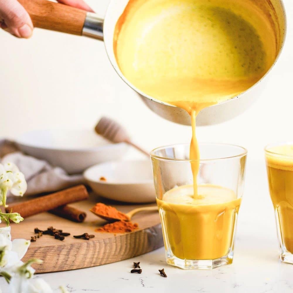 Golden Milk ou Leite Dourado: faz bem ou é mais uma moda alimentar?