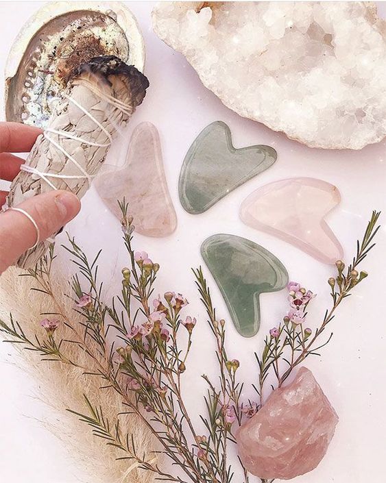 Gua Sha: massagem facial com pedras para acalmar e dar vida