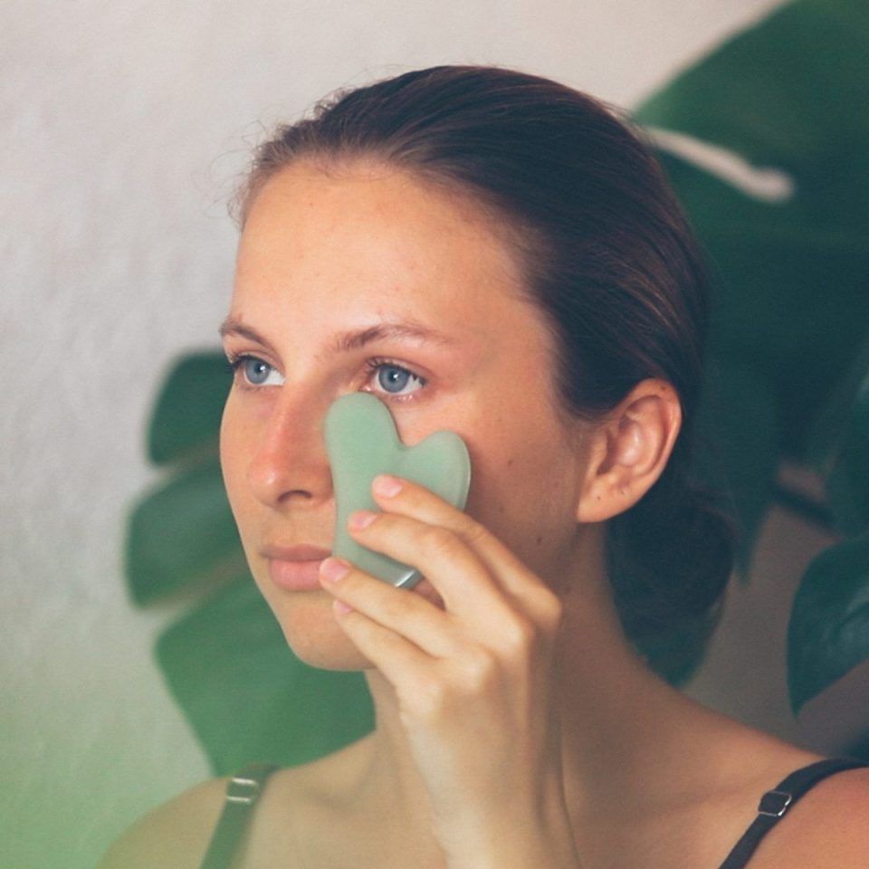 Gua Sha: massagem facial com pedras para acalmar e dar vida