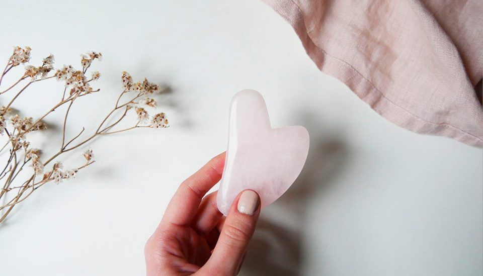 Gua Sha: massagem facial com pedras para acalmar e dar vida