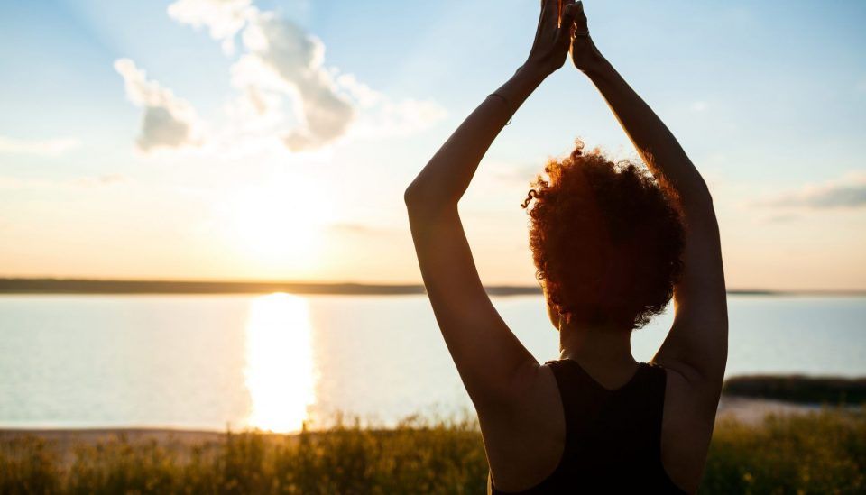 Saudação ao sol: energia e calma com práticas simples e poderosas