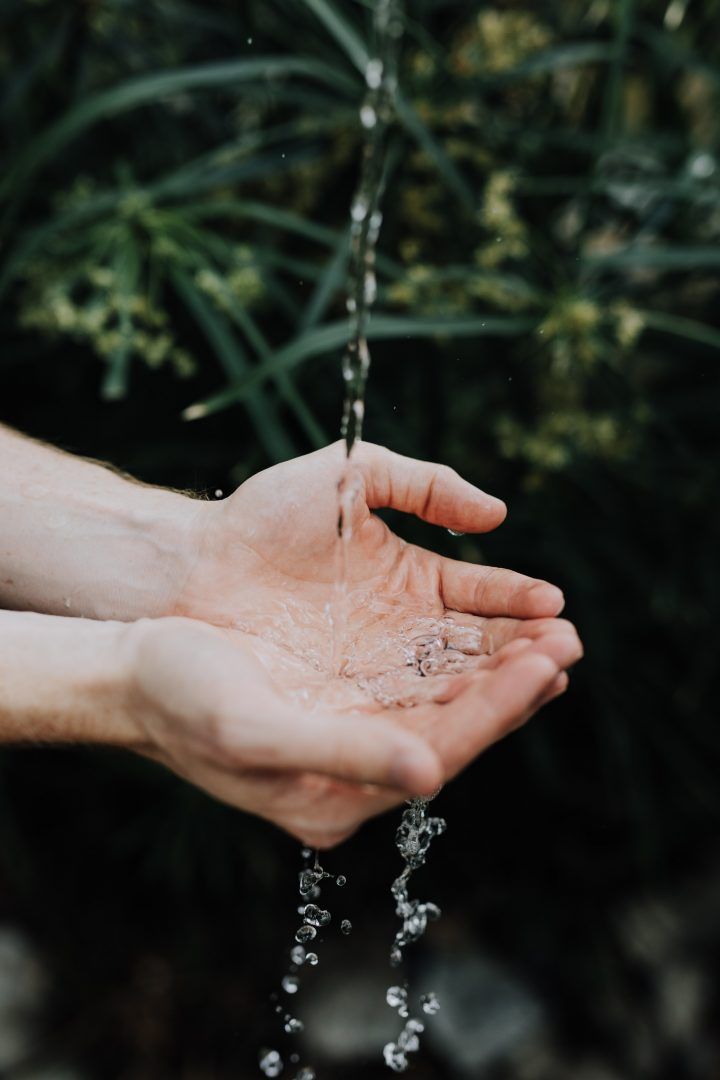 Hidratação das mãos: quais os benefícios, como cuidar e qual produto