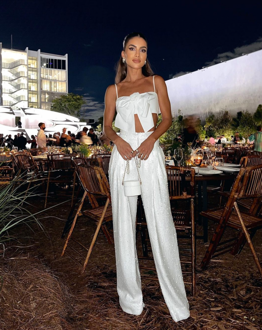 All white x All black: batalha de looks para um visual cool, elegante e atemporal